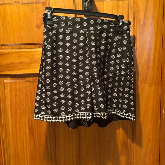 Max Studio Crepe Pocket Shorts in Black Cream XS - Picture 2 of 6